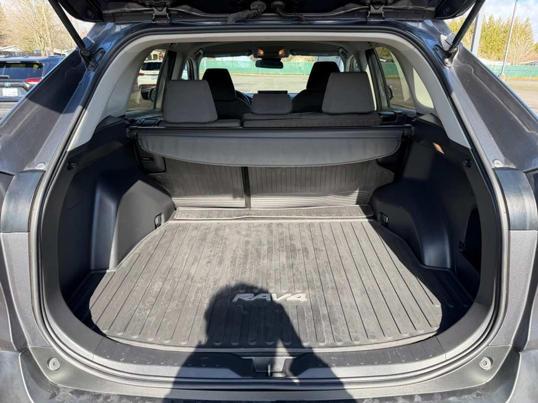 2021 Toyota Rav4 XLE - Image 11