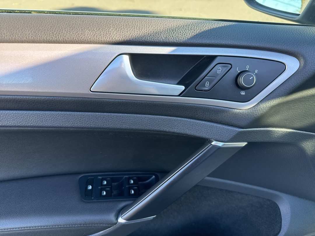 2015 Volkswagen E-Golf SEL Premium - Image 12