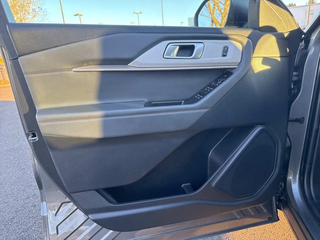 2025 Ford Explorer Active - Image 11