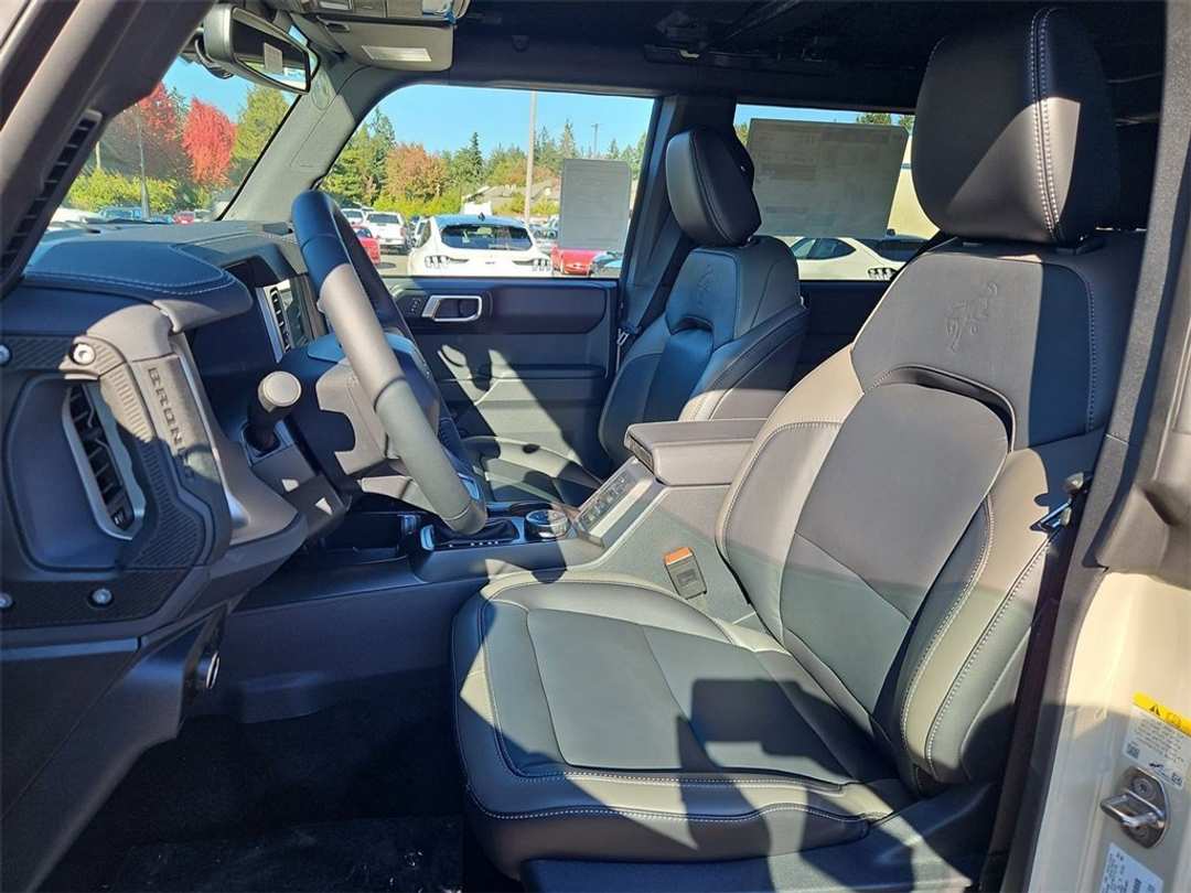 2025 Ford Bronco Outer Banks - Image 13