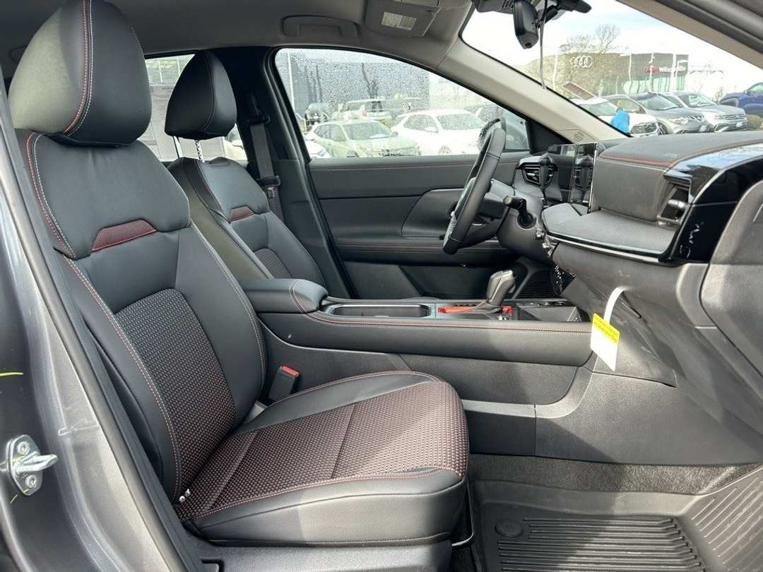 2025 Nissan Kicks SR - Image 26