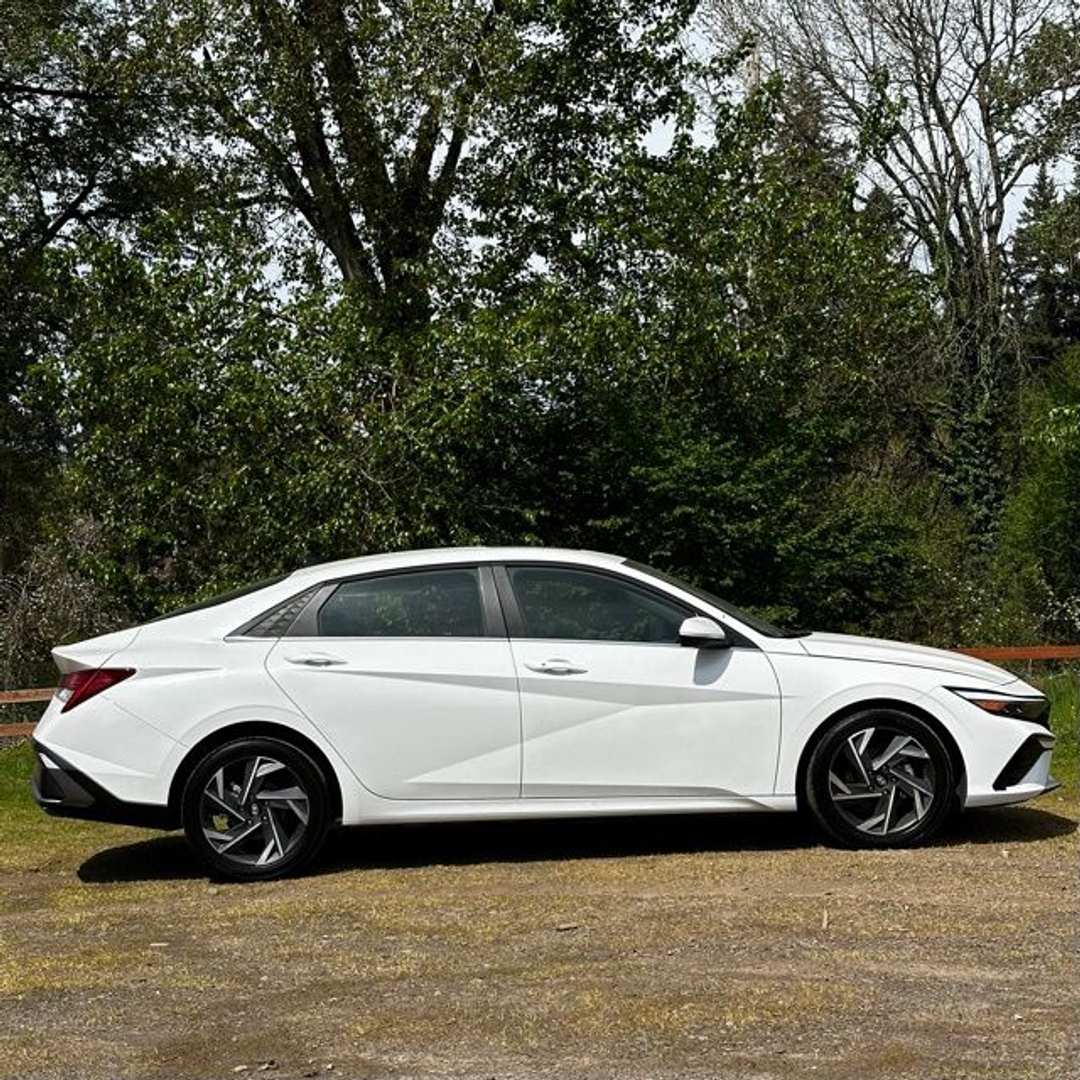2025 Hyundai Elantra SEL Convenience - Image 2