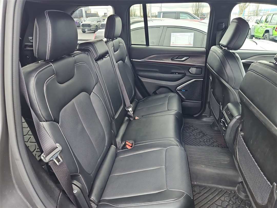 2023 Jeep Grand Cherokee Overland 4xe - Image 27