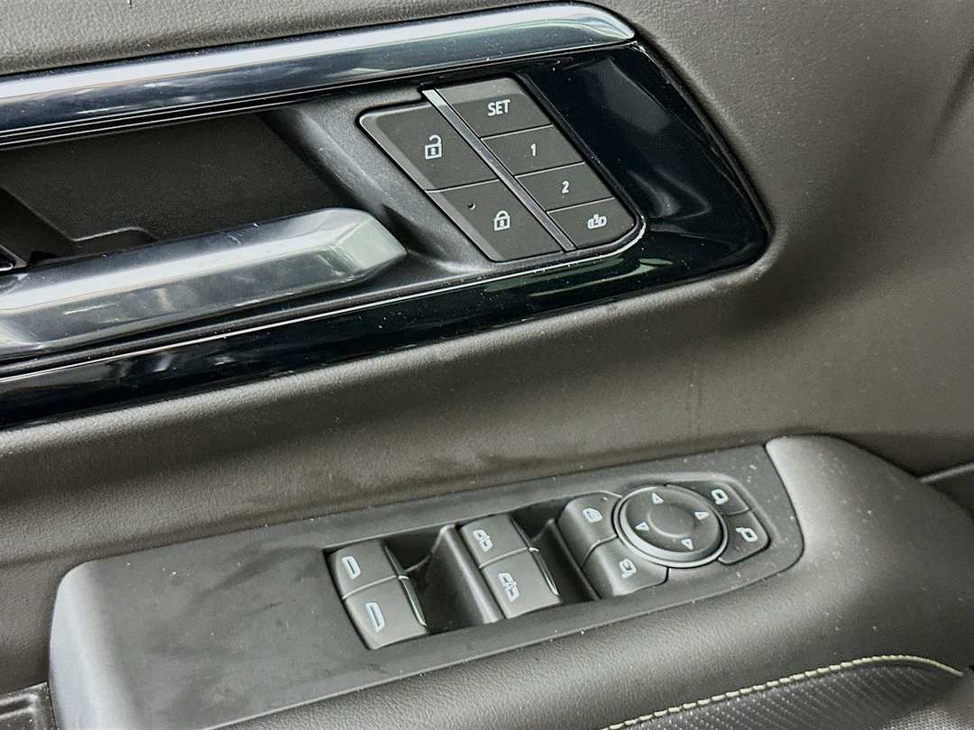 2025 Chevrolet Suburban Premier - Image 18