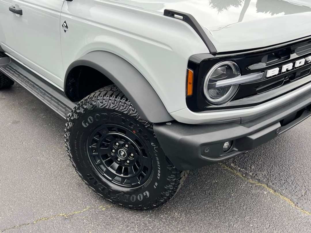 2026 Ford Bronco Outer Banks - Image 2