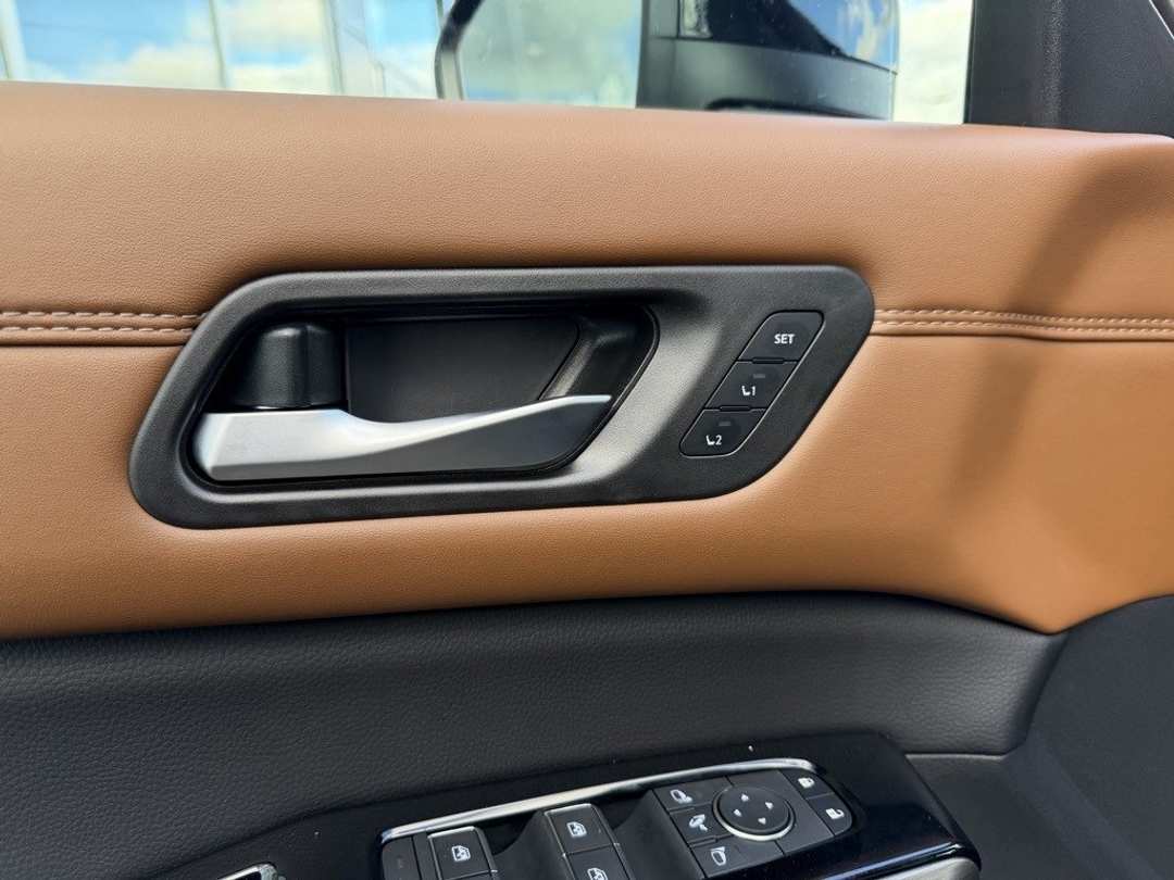 2025 Nissan Pathfinder Platinum - Image 12