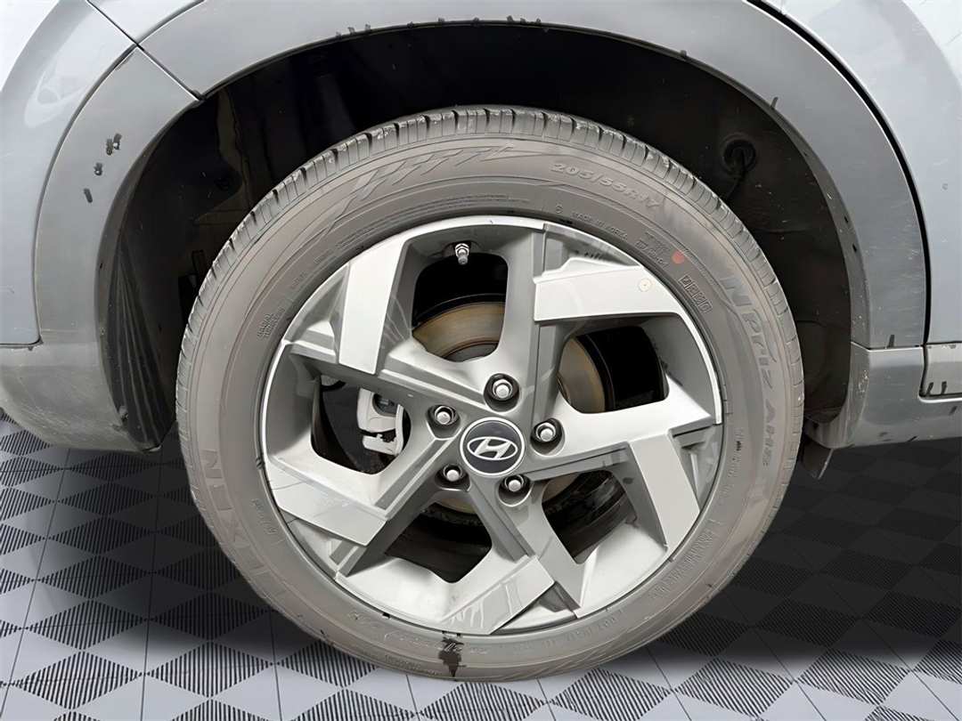 2025 Hyundai Venue SEL - Image 9