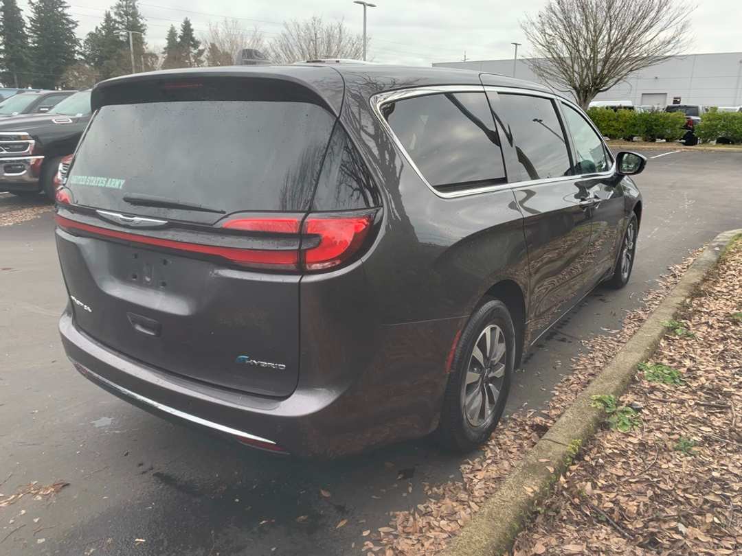 2022 Chrysler Pacifica Touring L - Image 3