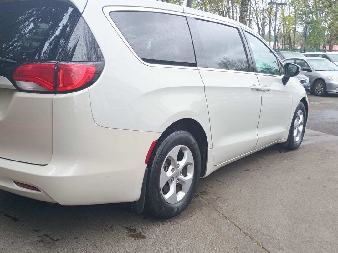 2017 Chrysler Pacifica LX - Image 3