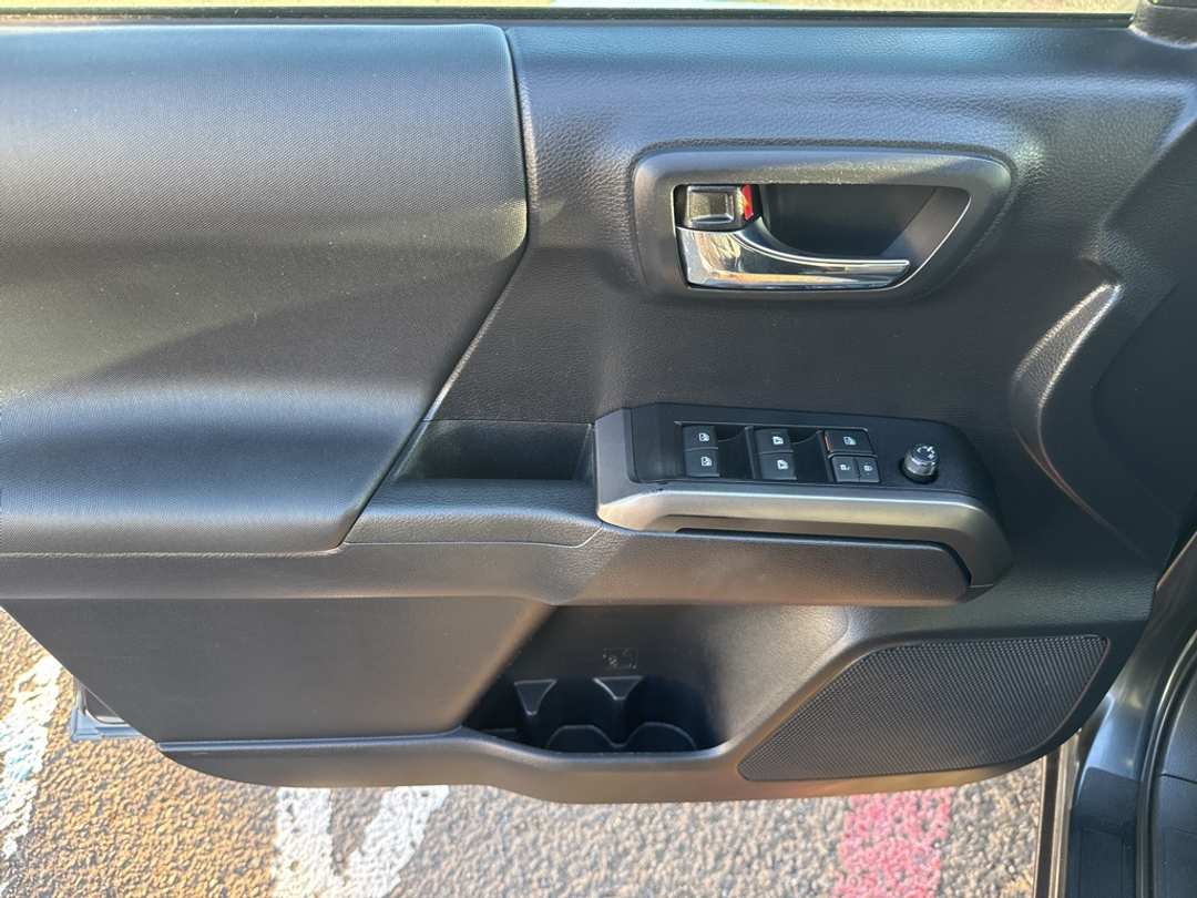 2020 Toyota Tacoma TRD Sport - Image 12