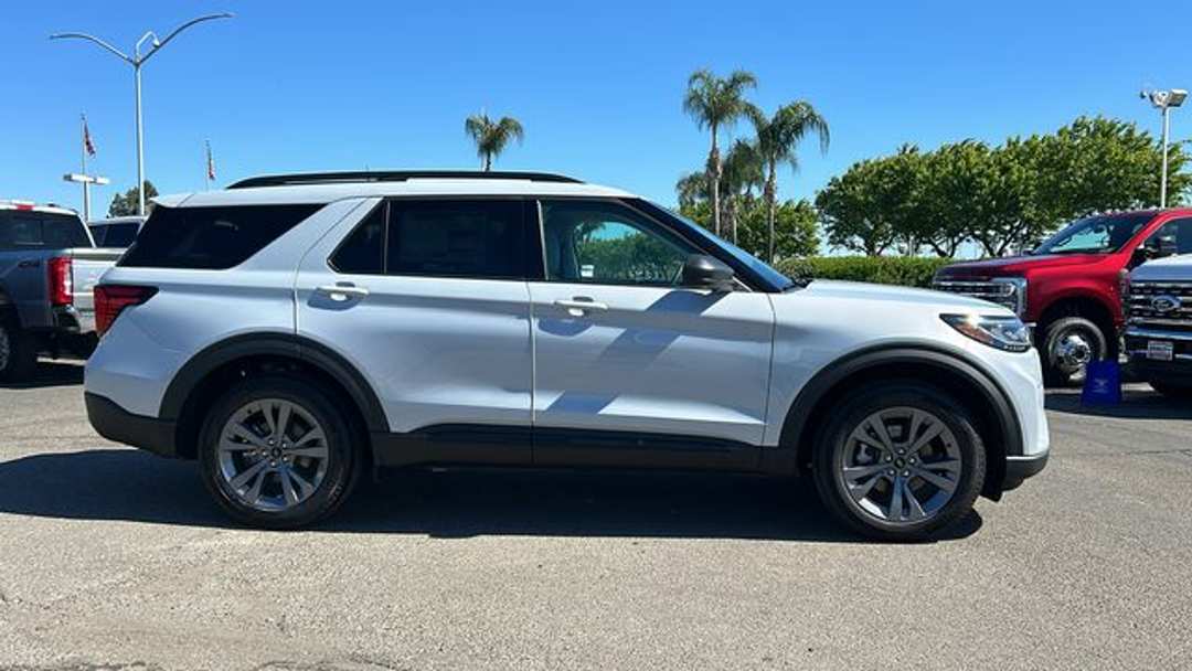 2026 Ford Explorer Active - Image 2