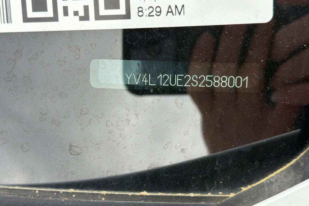 2025 Volvo Xc40 B5 Plus Bright Theme - Image 2