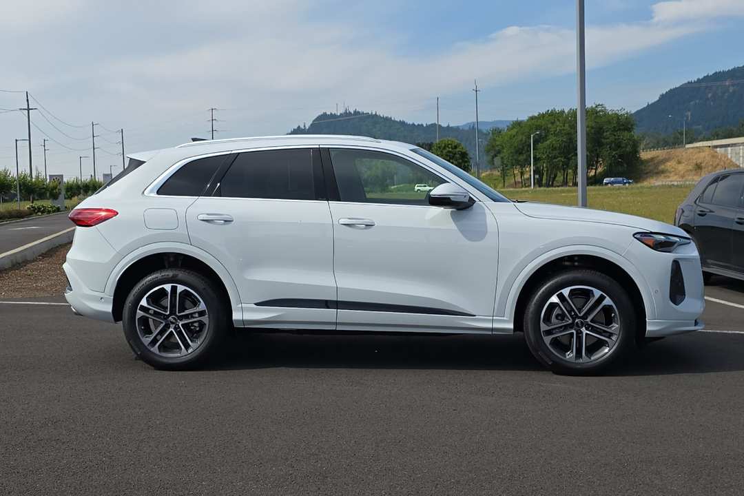 2025 Audi Q5 - Image 2