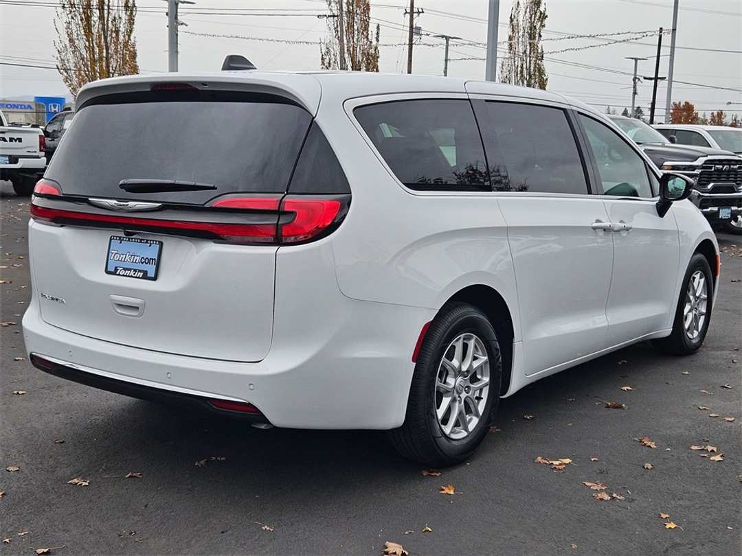 2026 Chrysler Pacifica Select - Image 6