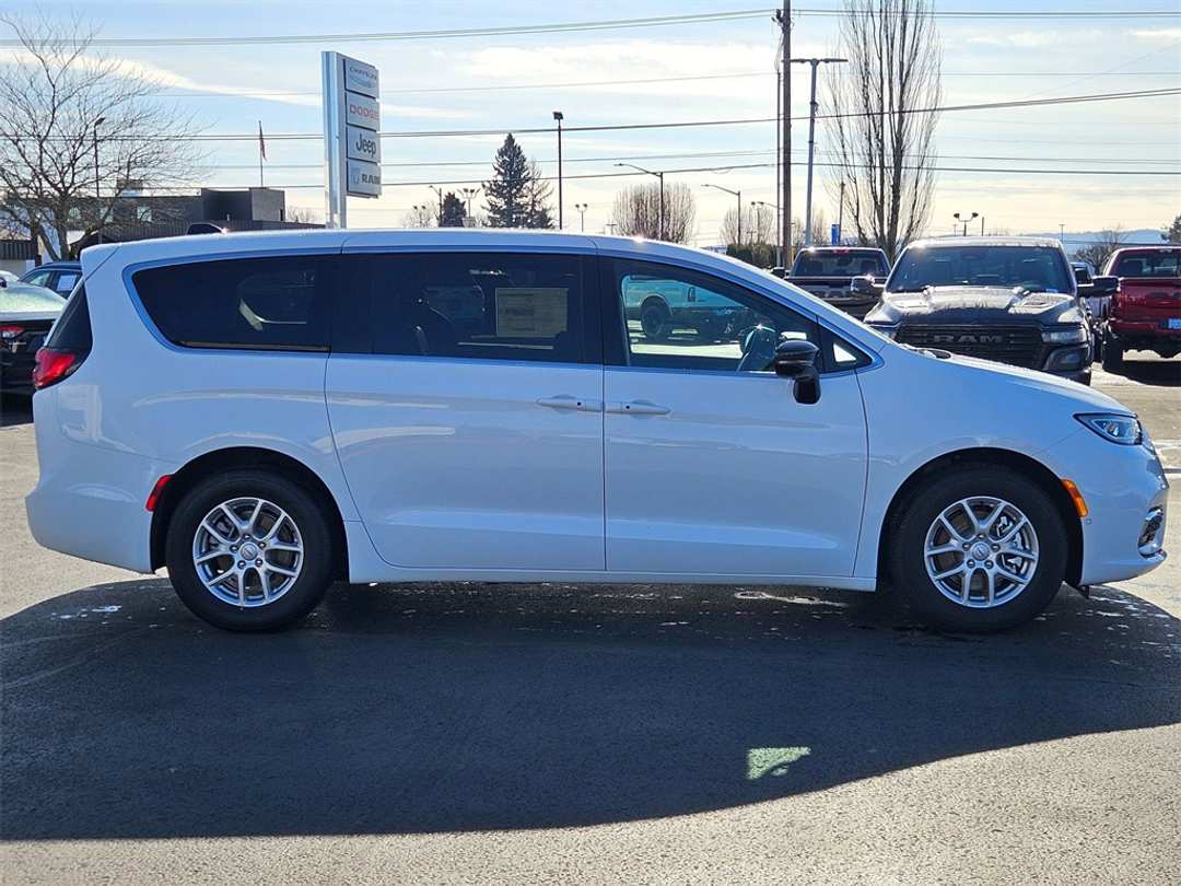 2026 Chrysler Pacifica Select - Image 7