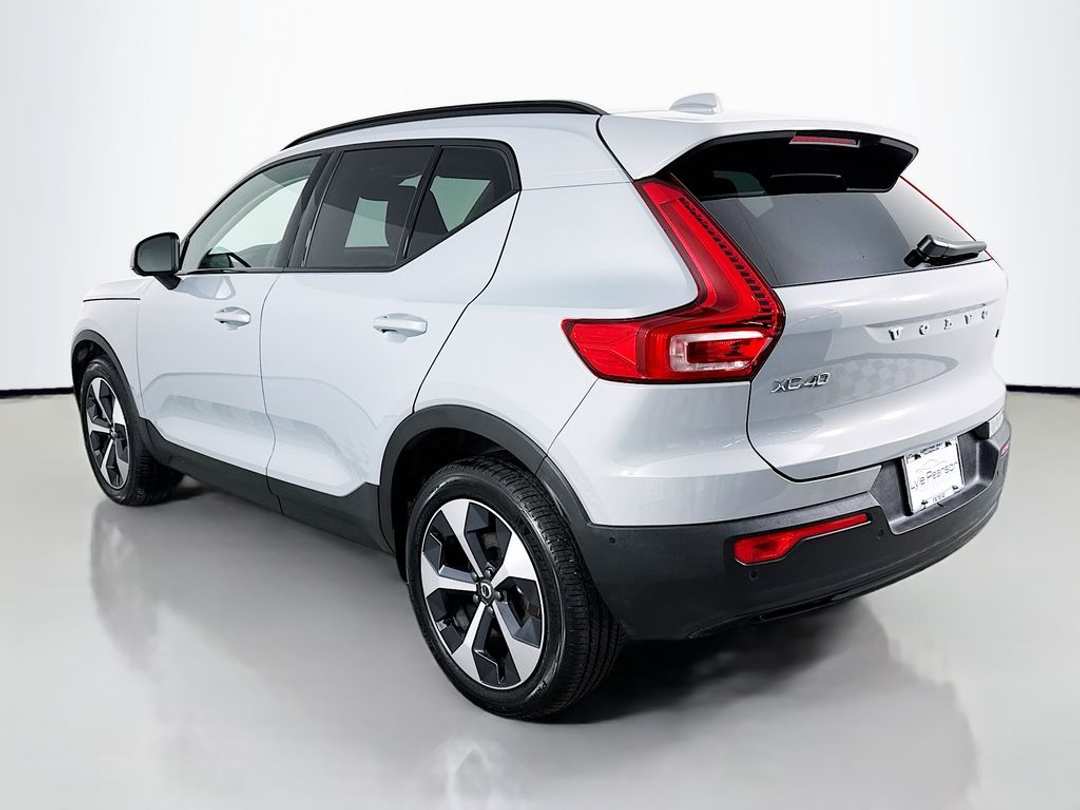 2026 Volvo Xc40 B5 Plus - Image 3