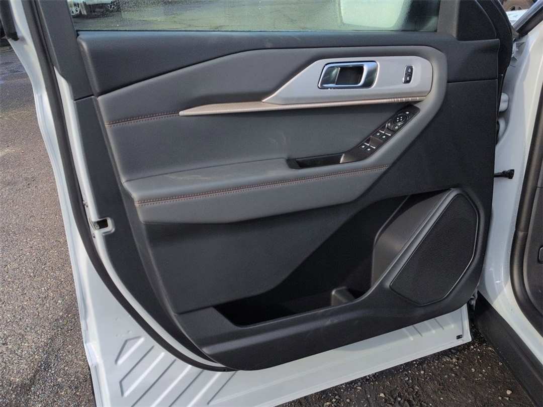 2026 Ford Explorer Active - Image 9