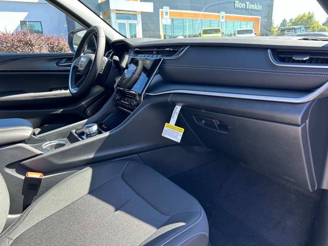 2025 Jeep Grand Cherokee Laredo X - Image 27