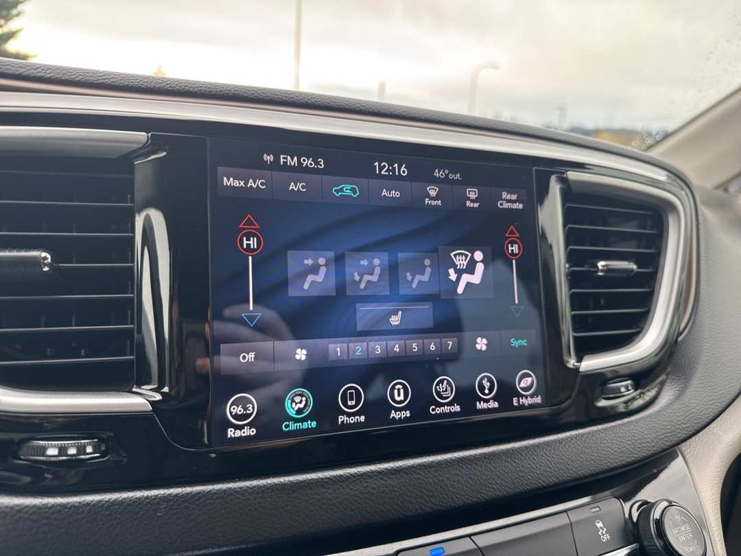 2018 Chrysler Pacifica Touring L - Image 16