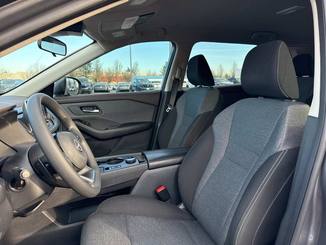 2022 Nissan Rogue SV - Image 9