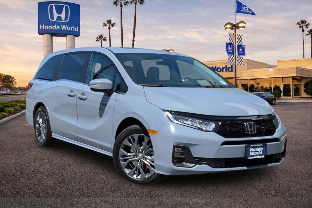 2026 Honda Odyssey Touring - Image 2