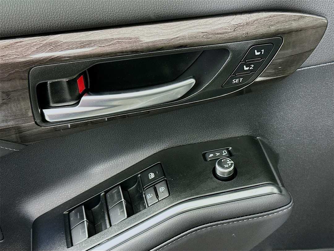 2026 Toyota Highlander Platinum - Image 18