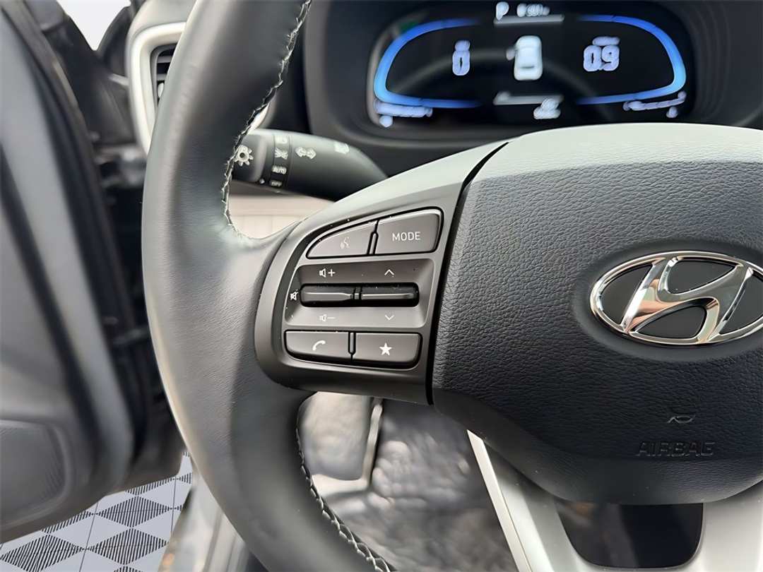 2025 Hyundai Venue SEL - Image 16