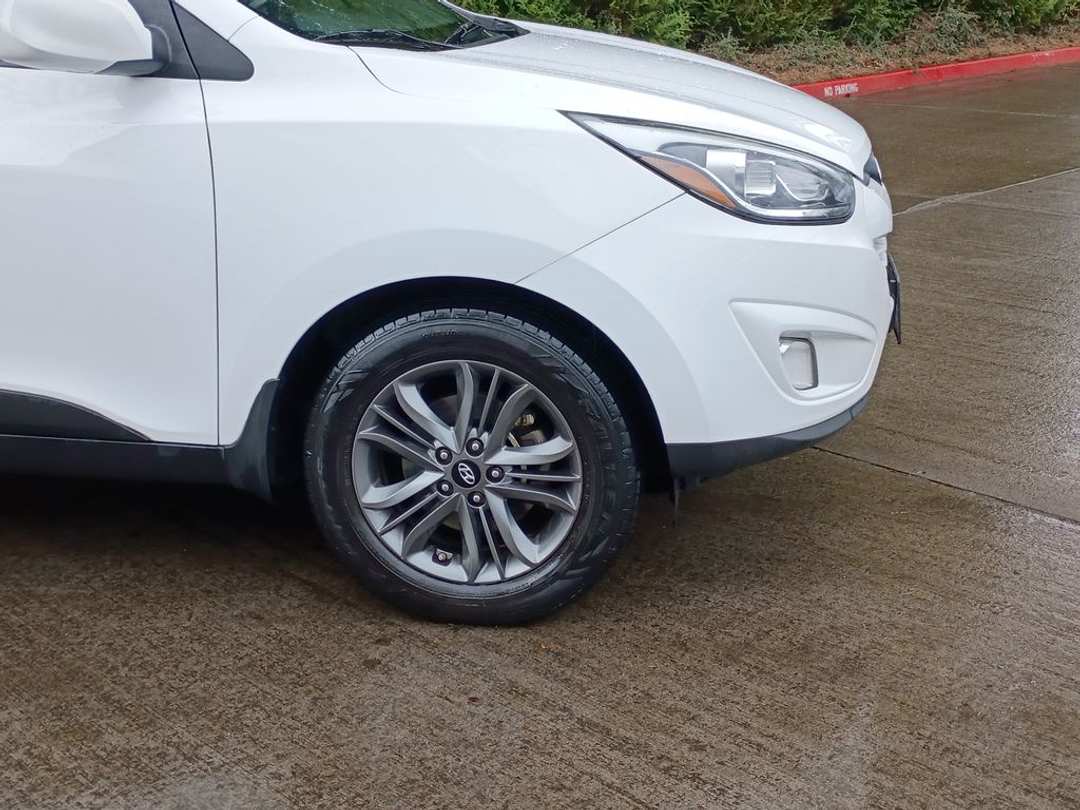 2014 Hyundai Tucson SE - Image 2