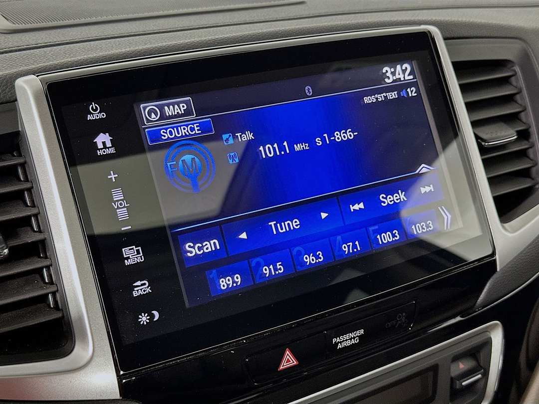 2017 Honda Pilot Touring - Image 16