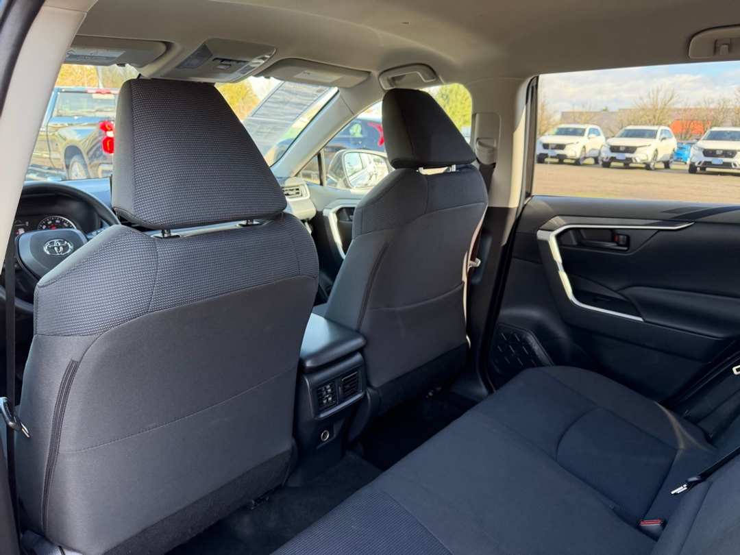 2020 Toyota Rav4 LE - Image 32