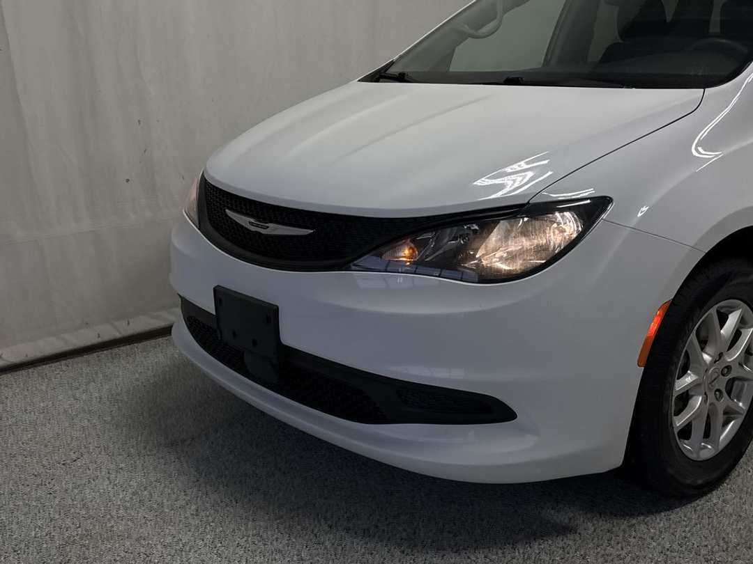 2022 Chrysler Grand Caravan SXT - Image 3
