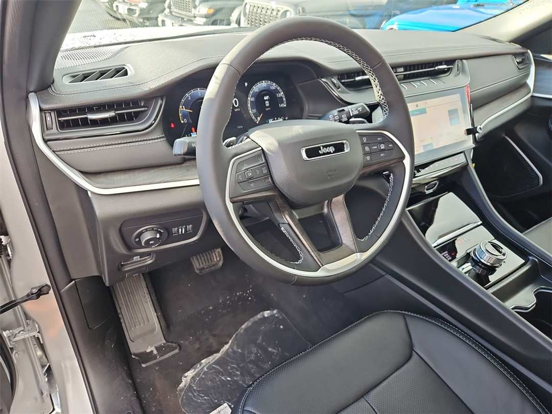 2026 Jeep Grand Cherokee Limited - Image 13