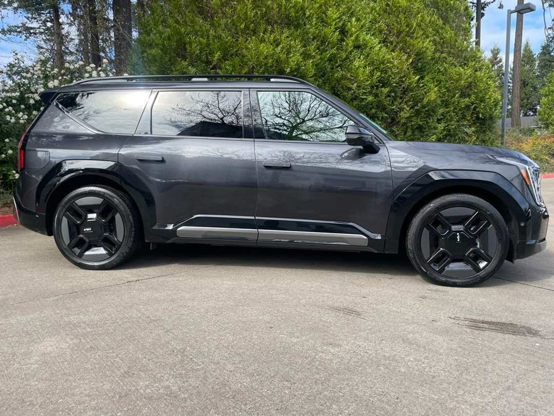 2024 Kia Ev9 GTLine - Image 3