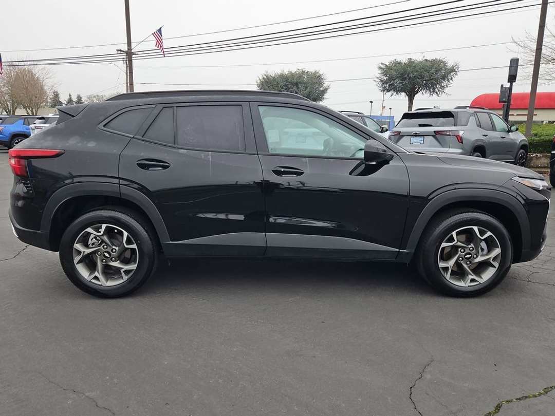 2025 Chevrolet Trax LT - Image 7