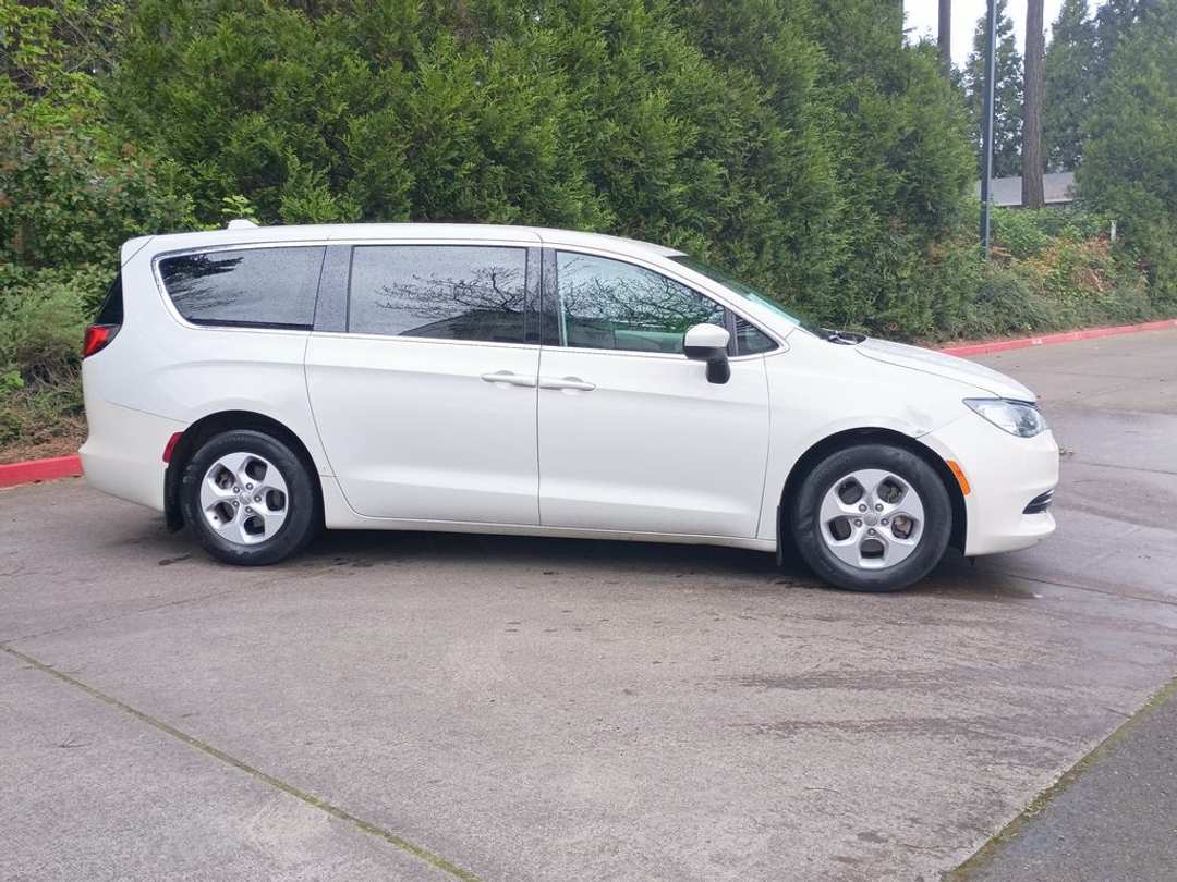 2017 Chrysler Pacifica LX - Image 2