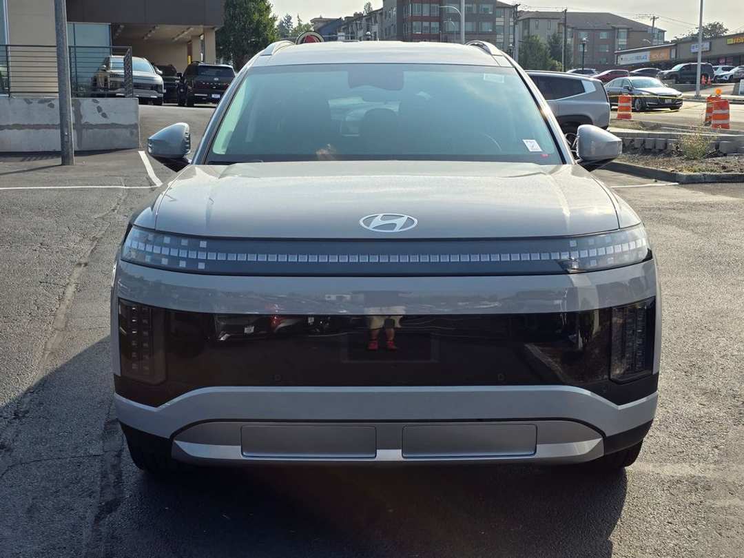 2026 Hyundai Ioniq 9 SE - Image 2