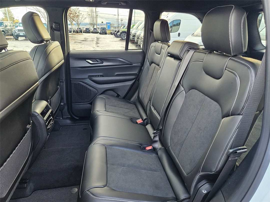 2025 Jeep Grand Cherokee Altitude X - Image 29