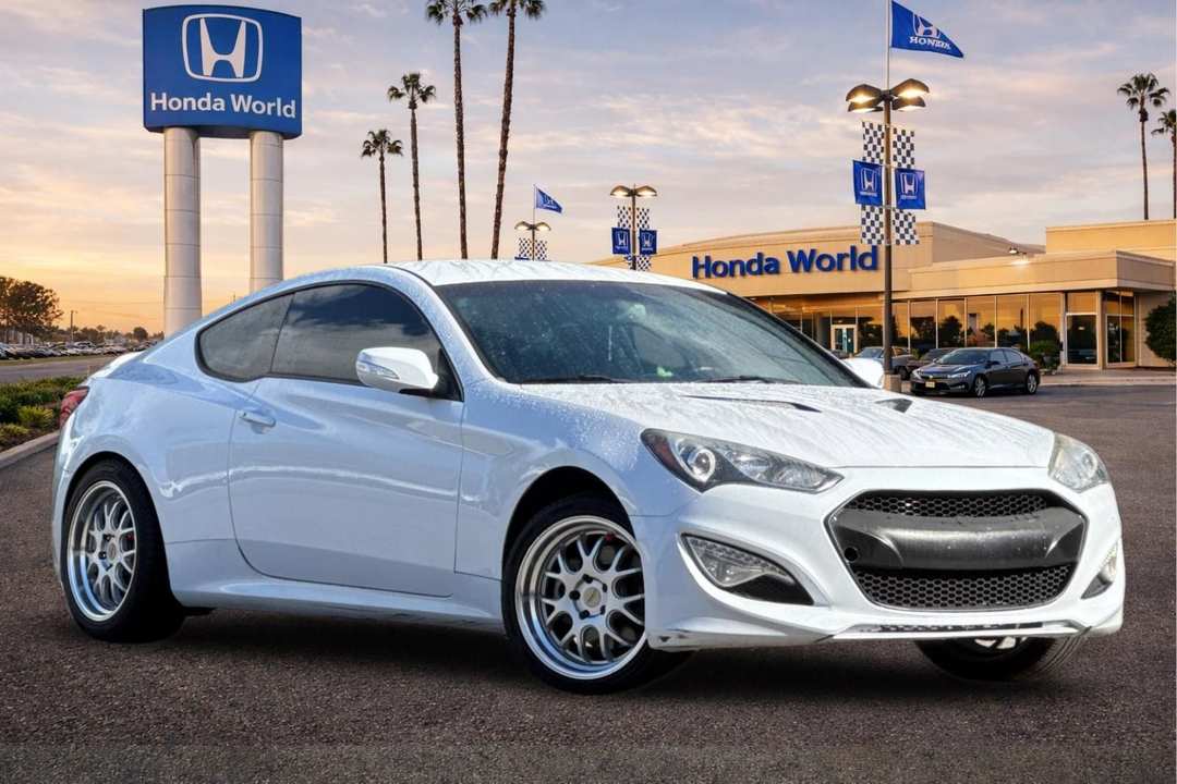 2015 Hyundai Genesis 3.8 - Image 2
