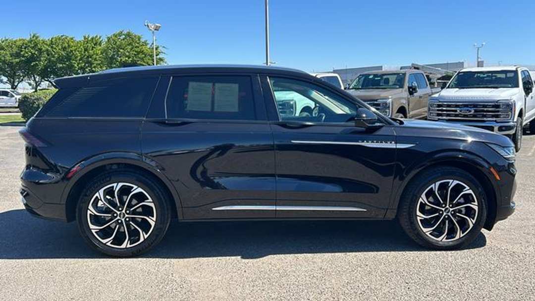 2024 Lincoln Nautilus Reserve - Image 2