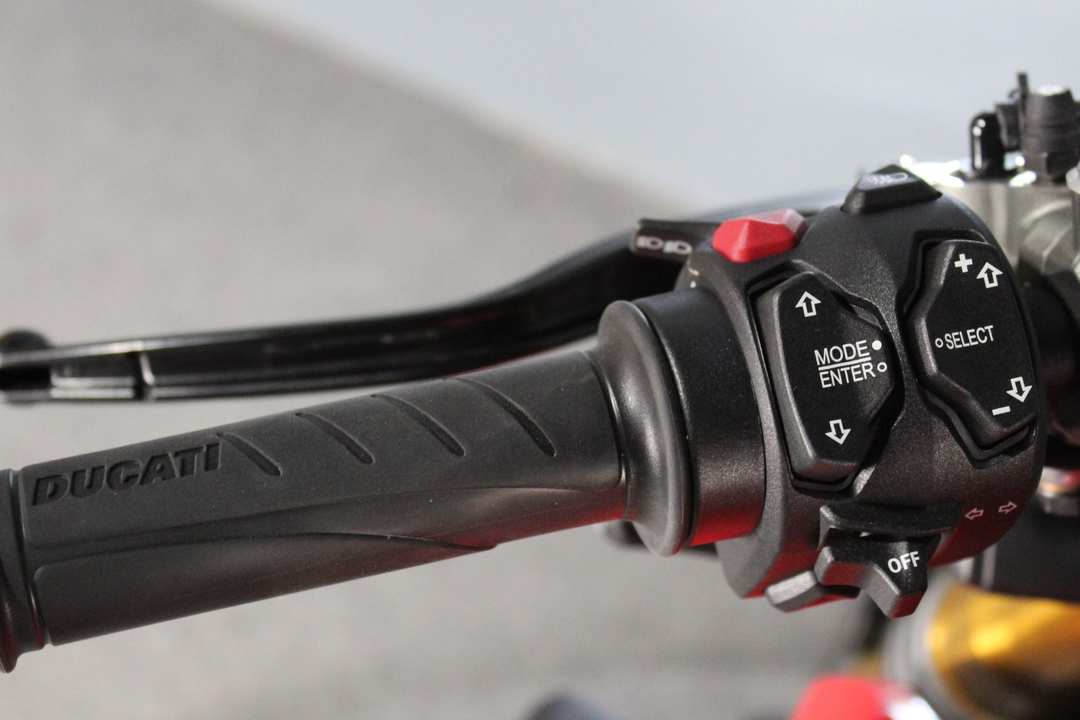 2022 Ducati Streetfighter V4 S - Image 8