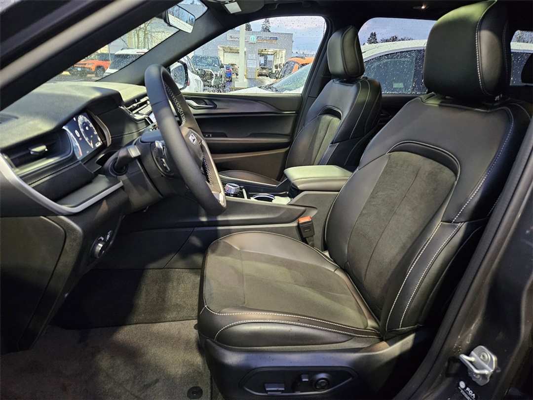 2025 Jeep Grand Cherokee Altitude X - Image 14