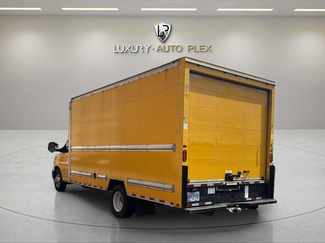 2018 GMC Savana Commercial Cutaway CAB 2D - Image 3