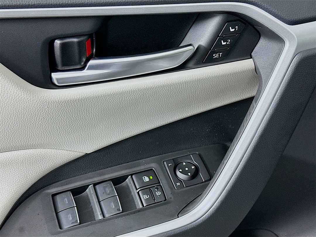 2025 Toyota Rav4 XLE Premium - Image 18