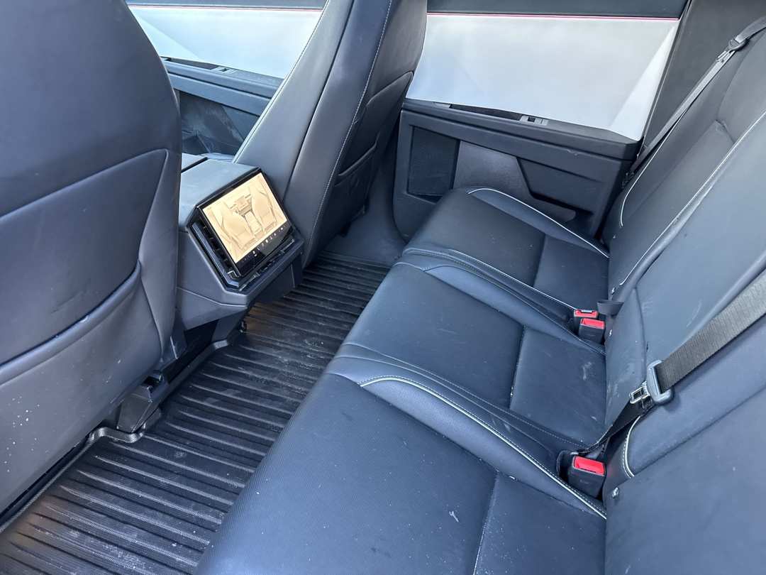 2024 Tesla Cybertruck Base - Image 10
