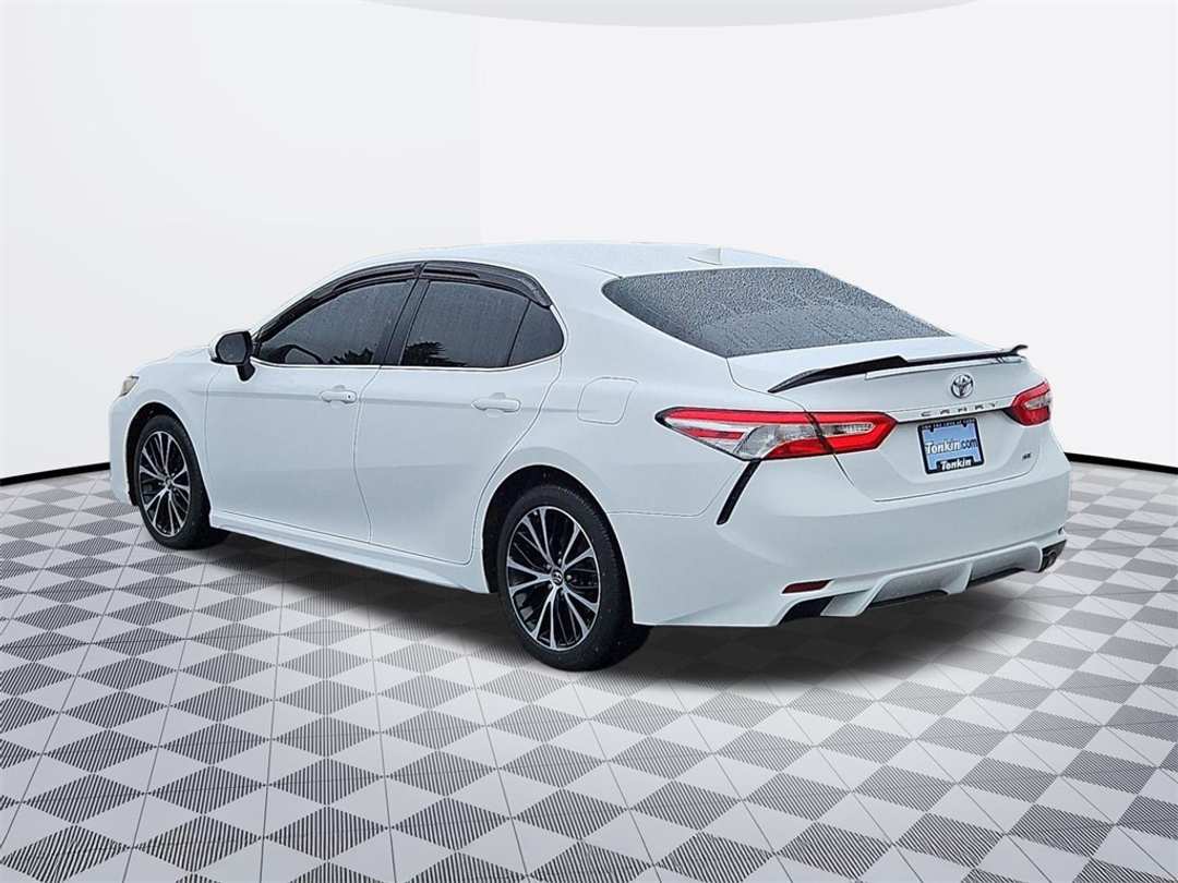 2020 Toyota Camry SE - Image 4
