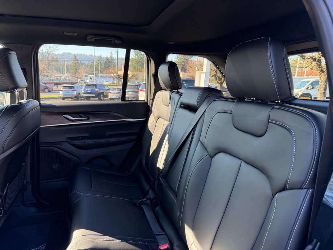 2025 Jeep Grand Cherokee Limited - Image 30