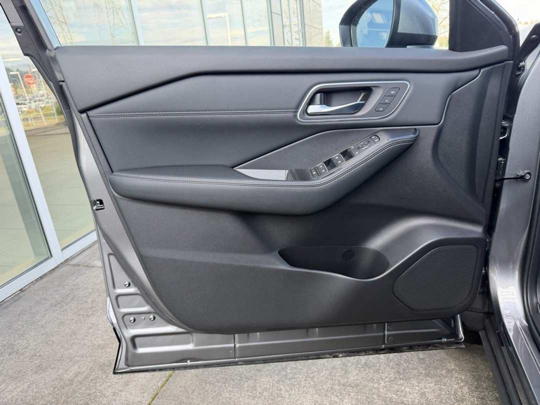 2026 Nissan Rogue Platinum - Image 11