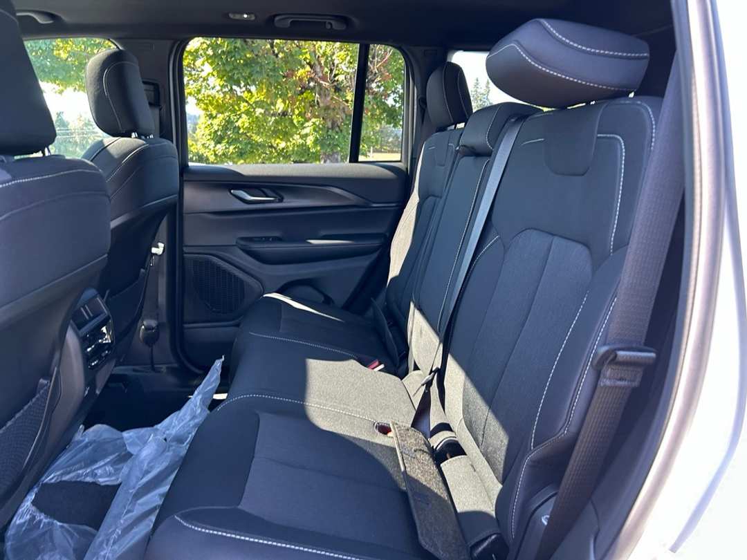 2025 Jeep Grand Cherokee Laredo X - Image 25