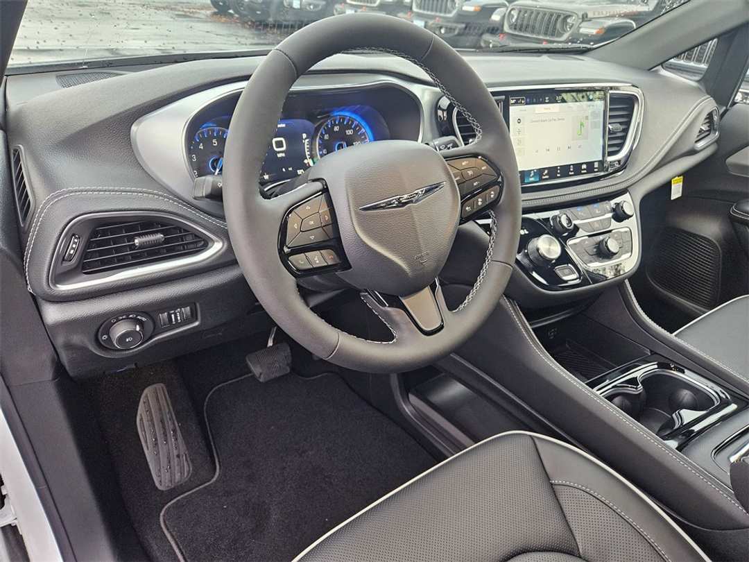 2026 Chrysler Pacifica Limited - Image 13