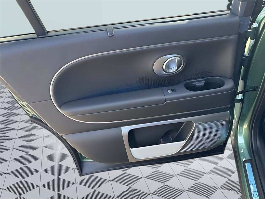 2026 Hyundai Ioniq 9 Performance Calligraphy - Image 17